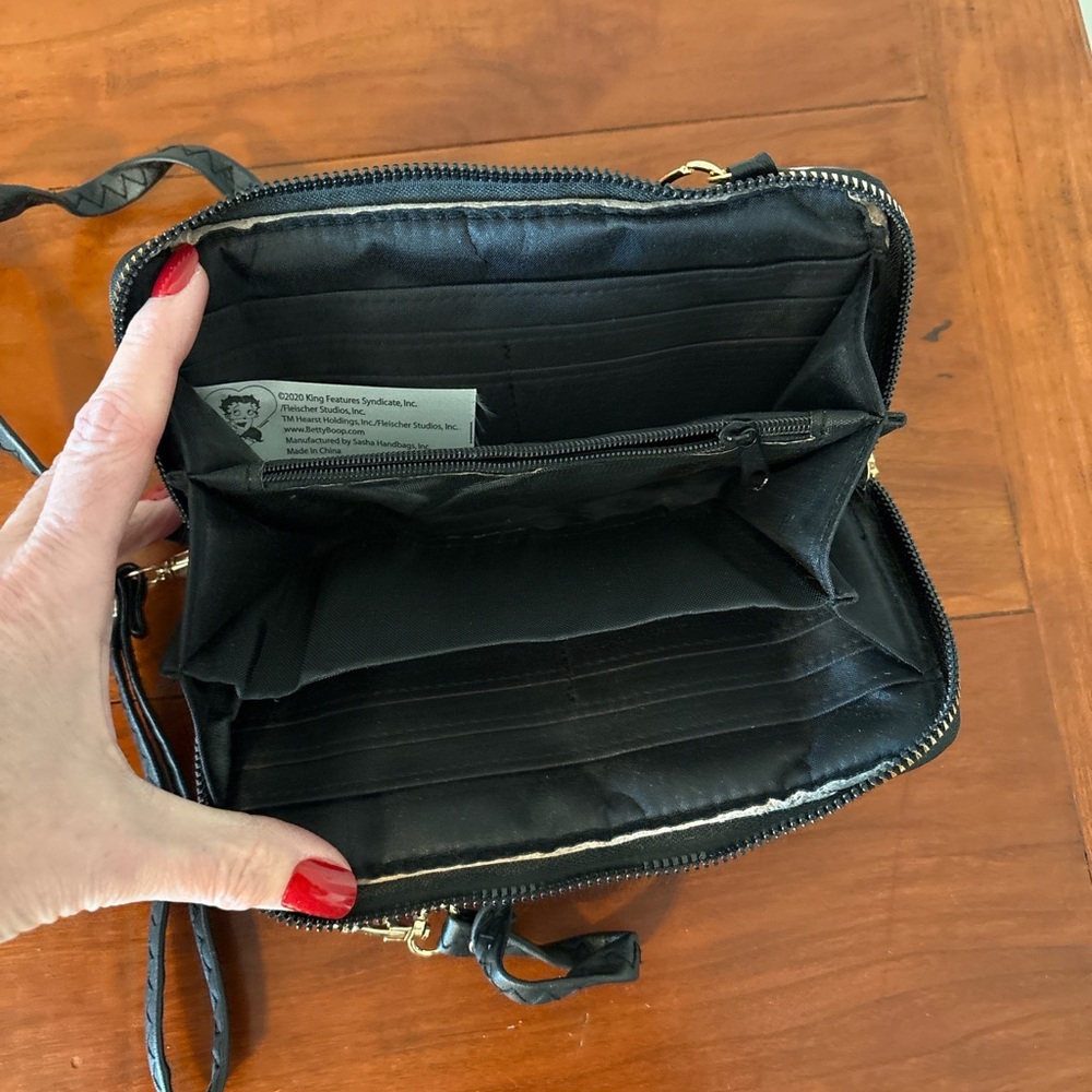 Betty Boop Zip-Around Wristlet Wallet Crossbody Black Red - Picture 4 of 4